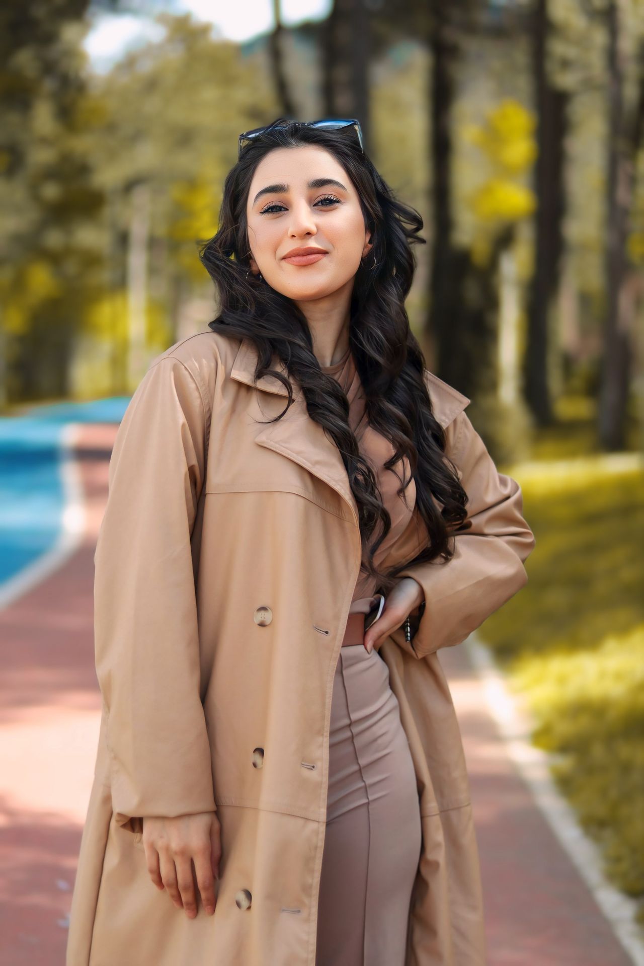 Zeitgenössischer Mode-Look mit starker Präsenz und urbaner Haltung