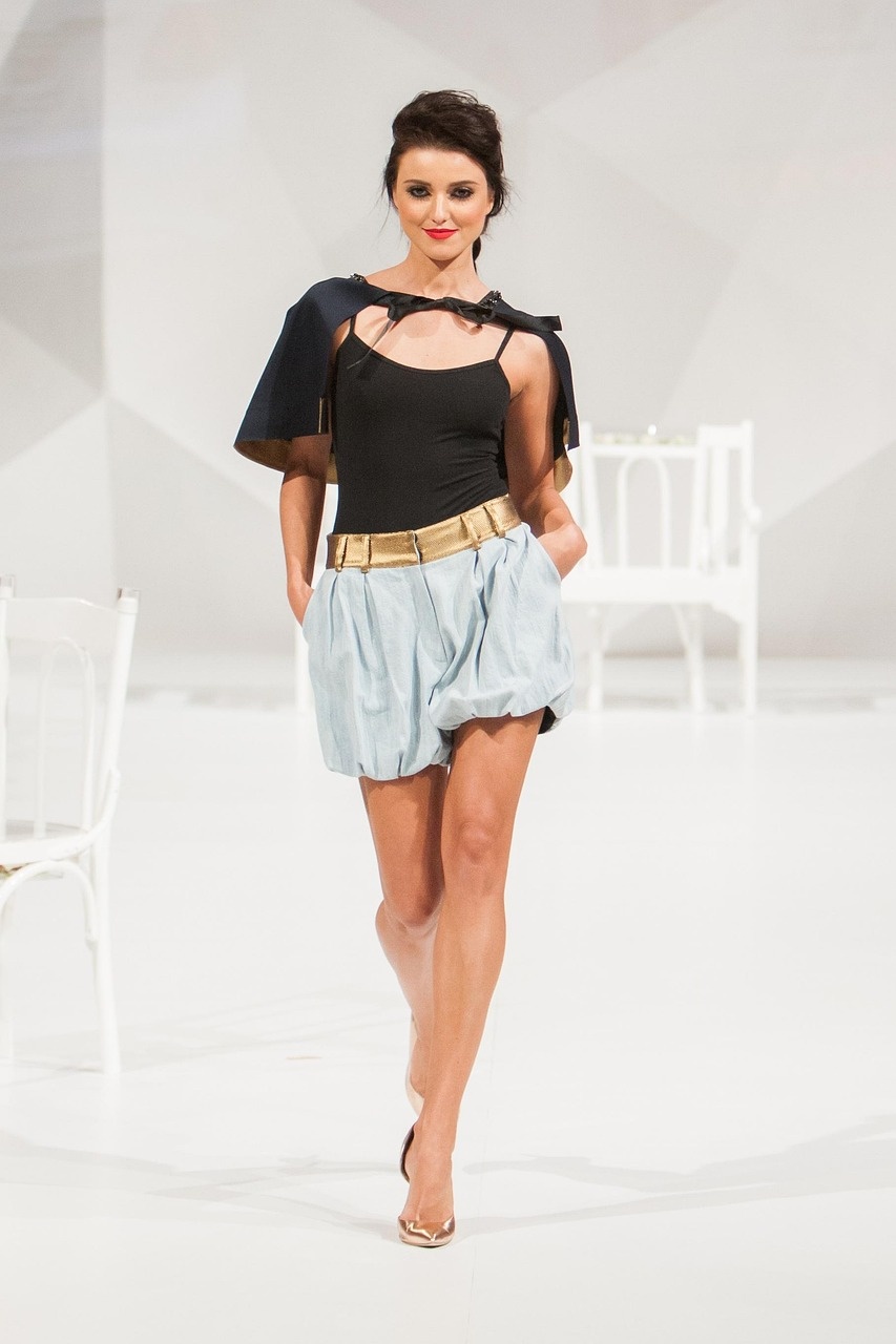 Zeitgenössischer Look mit starker Silhouette vor urbanem Hintergrund